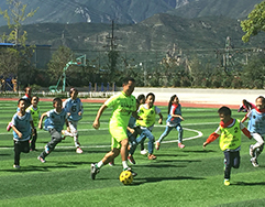 Apoio à educação física em uma escola primária de minoria étnica na China