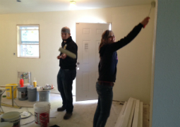 Voluntários constroem uma casa
