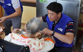 Atividades de voluntariado em uma instalação para idosos e deficientes físicos na Coreia