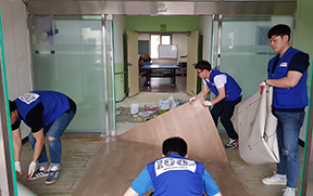 Atividades de voluntariado em uma instalação para idosos e deficientes físicos na Coreia