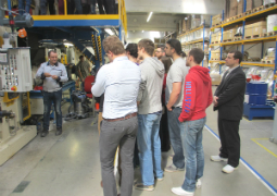 Les étudiants visitent l’usine 