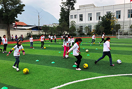 Cours de foot et de sciences en Chine