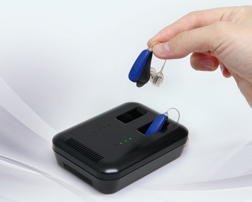 Développement conjoint du premier système de chargement sans fil au monde *2 pour appareils auditifs utilisant une batterie rechargeable *1 Interchangeable avec les batteries courantes d’appareil auditif 