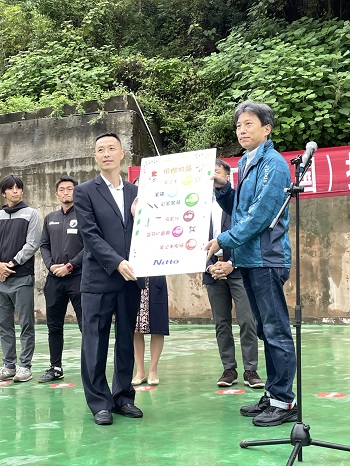 Attività di beneficenza in una scuola elementare in Cina