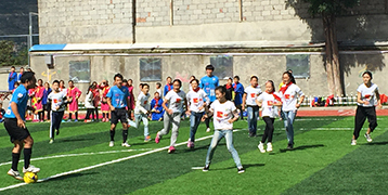 Передача спортивного снаряжения и принадлежностей начальной школе для национальных меньшинств в Китае