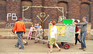 Пожертвование адгезионных лент для разработки обучающих материалов для детей, живущих на улице