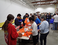 Волонтерская деятельность в благотворительном продовольственном фонде Сан-Диего