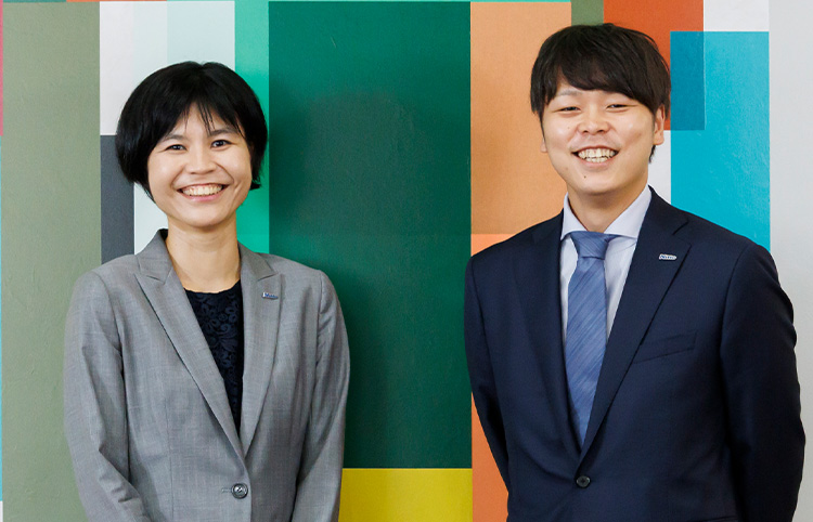 （左から）伊藤悠里さん・サステナブル技術研究センター／嶋津亮さん・情報機能材料事業部門R＆D統括本部