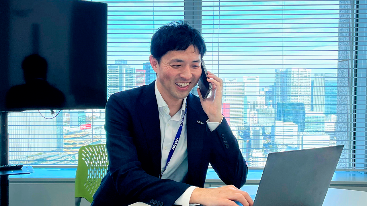 海外拠点の同僚と英語で打ち合わせ。米国東海岸、西海岸、日本の3つのタイムゾーンをまたぎ、密に連携をとっている