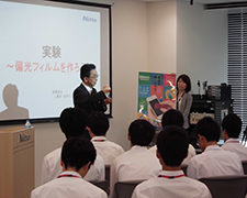 Nitto Yönetim Kurulu Başkanı Nagira, öğrencilere cesaret ile ilgili kendi görüşlerini aktarıyor